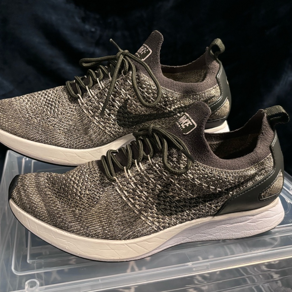 Nike Men's Black and White Knit Sneakers